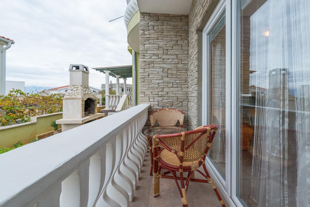 Apartments Mahnet Vir Exterior photo